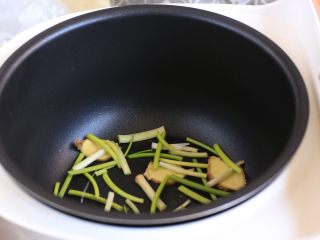 4、简单电饭锅焗三杯鸡,锅底放葱姜