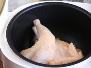 5、简单电饭锅焗三杯鸡,平放鸡人锅中