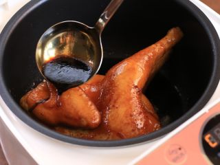 10、简单电饭锅焗三杯鸡,煮25分钟开盖把鸡翻面淋上汤汁