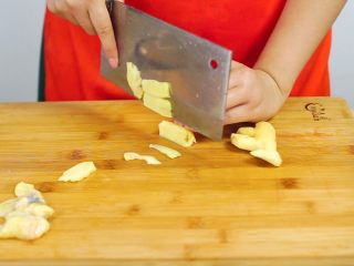 1、洪七公看到也会流三天口水——芳香叫花鸡,生姜切片