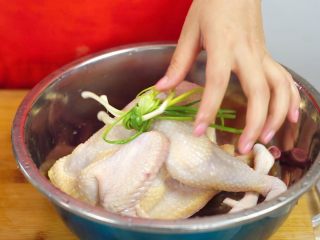 2、洪七公看到也会流三天口水——芳香叫花鸡,葱打结放入鸡中