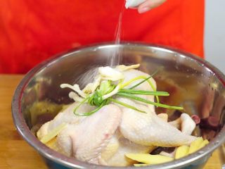 4、洪七公看到也会流三天口水——芳香叫花鸡,撒上少量盐