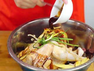 7、洪七公看到也会流三天口水——芳香叫花鸡,加入适量耗油