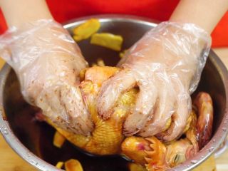 9、洪七公看到也会流三天口水——芳香叫花鸡,给鸡做个“马杀鸡”按摩全身,然后放置一边腌制3小时以上(最好过夜)