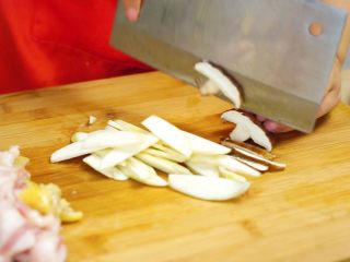 12、洪七公看到也会流三天口水——芳香叫花鸡,香菇切片