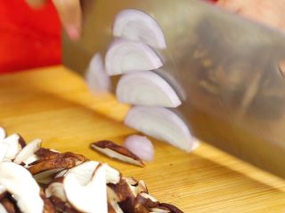 13、洪七公看到也会流三天口水——芳香叫花鸡,洋葱切丝