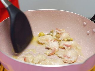 14、洪七公看到也会流三天口水——芳香叫花鸡,锅中放入五花肉煸炒至出油