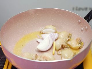 15、洪七公看到也会流三天口水——芳香叫花鸡,加入洋葱煸炒至出香味