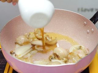 16、洪七公看到也会流三天口水——芳香叫花鸡,倒入料酒