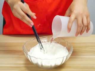 21、洪七公看到也会流三天口水——芳香叫花鸡,取面粉400g加入160g水