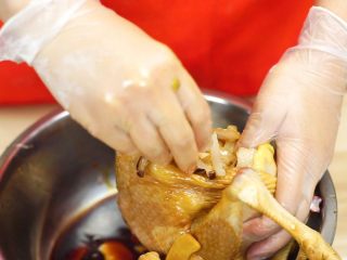 27、洪七公看到也会流三天口水——芳香叫花鸡,按压紧实。