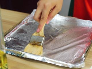 32、洪七公看到也会流三天口水——芳香叫花鸡,取烤盘,垫上锡纸,在锡纸上刷上一层油