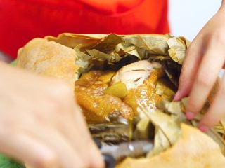 41、洪七公看到也会流三天口水——芳香叫花鸡,色泽枣红明亮,芳香扑鼻,板酥肉嫩,入口酥烂的叫花鸡就做好啦,宝宝来,张口,这只大鸡腿赏你啦~