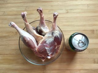 1、酱香啤酒鸭,备好主料：鸭腿和啤酒