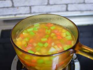 15、罗宋汤,盖好锅盖，继续煮20分钟