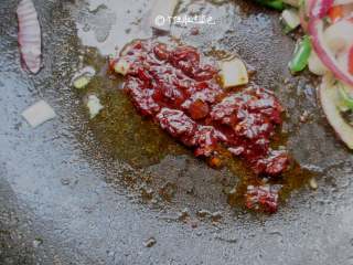 5、干锅花菜,加入一汤匙豆瓣酱炒香