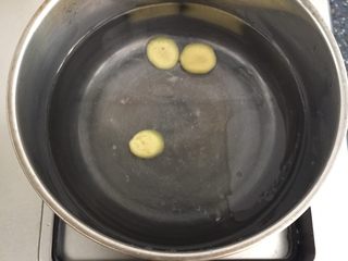 1、白灼虾,锅里倒入适量的水，放入姜片，可以放少量盐和油