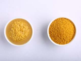 2、小米蒸排骨,小米洗净，用清水浸泡3小时备用