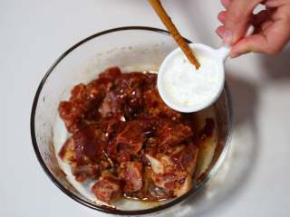 7、小米蒸排骨,加入盐、淀粉、生抽、料酒、豆瓣酱搅拌均匀，腌制1小时入味；