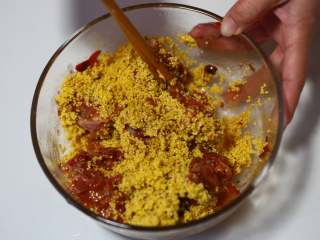 10、小米蒸排骨,将小米倒入腌制的排骨肉中，搅拌均匀