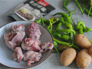 1、土豆烧排骨,所有的食材准备好，排骨切段