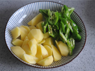 3、土豆烧排骨,土豆切滚刀块，青椒切片