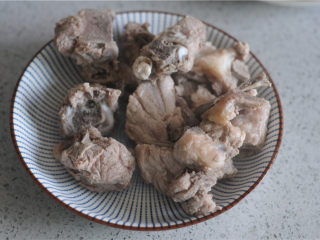4、土豆烧排骨,汆烫好的排骨捞出来，沥干