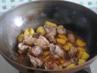 9、土豆烧排骨,淋入锅里