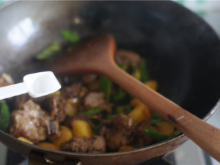 12、土豆烧排骨,翻炒至微微变色，加入盐