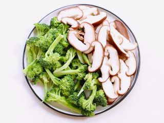 2、素炒香菇西兰花,西兰花头部向下浸泡在淡盐水中15分钟左右后用清水洗净，用一把厨房用小刀分成适宜食用的小朵，香菇洗净后切薄片待用。