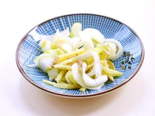 3、素炒香菇西兰花,葱和姜均改刀待用。