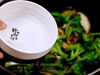 8、素炒香菇西兰花,添加适量清水防止锅干。