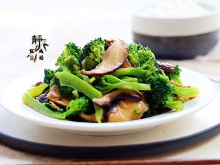 10、素炒香菇西兰花,虽然香菇喜油，但这道菜中用油并不多，因为蚝油的加入，弥补了油的不足，并使得这道菜滋味鲜香悠长。