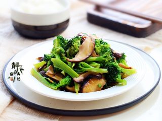 11、素炒香菇西兰花,这道菜极适合节后或晚餐时食用，清淡不失清香，低脂又美味。