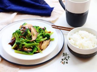 12、素炒香菇西兰花,配上一小碗米饭，尽情享“瘦”！