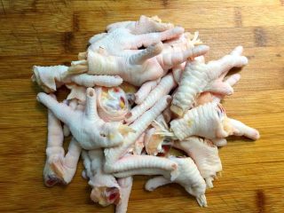 3、酸辣泡爪,鸡爪清洗干净剪掉指甲，切成小块待用。