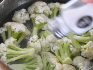 3、饭店必点的干锅花菜，是这么做出来的！,沸水下花菜，倒入1g盐