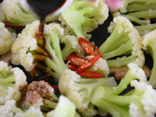 9、饭店必点的干锅花菜，是这么做出来的！,倒入3g小米椒、15g生抽、3g老抽、5g糖炒匀