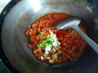 7、香辣肉沫豆腐,放入葱姜蒜翻炒，加入一勺生抽少量糖翻炒