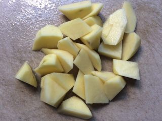 8、番茄土豆炖牛肉,土豆滚刀切块