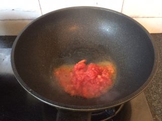 11、番茄土豆炖牛肉,倒入剁碎的番茄翻炒