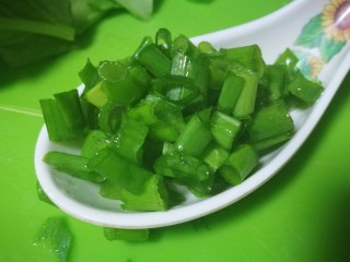 5、翡翠白玉虾姑汤,小葱切成葱花