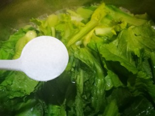 11、翡翠白玉虾姑汤,放入小白菜 加适量盐