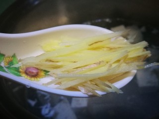 9、翡翠白玉虾姑汤,倒入姜丝