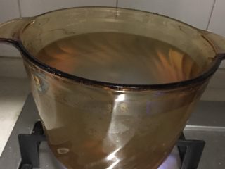 3、重庆冰粉,搅拌均匀至透明无粉，放燃气灶烧开。