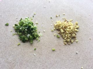 1、胡萝卜大葱猪肉饺子,姜片切碎,葱剁碎;