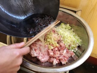 4、胡萝卜大葱猪肉饺子,爆香的油倒入肉馅儿里面,大料留出来;