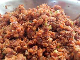 10、胡萝卜大葱猪肉饺子,拌均匀;
