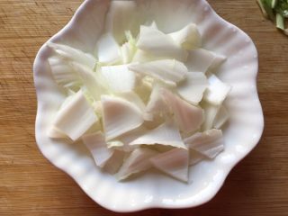 4、醋溜白菜,然后将白菜的茎切成小块备用。