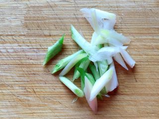 6、醋溜白菜,葱洗净,要葱白部分,切小片备用。